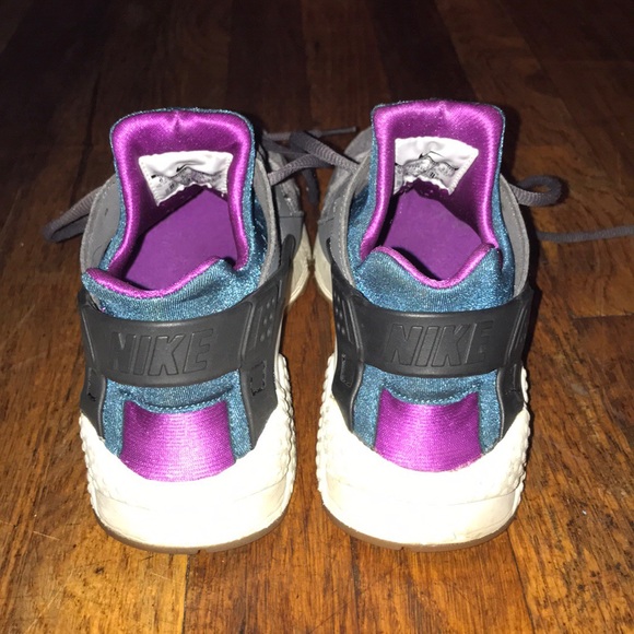 Nike Women’s Air Hurraches - Picture 3 of 4